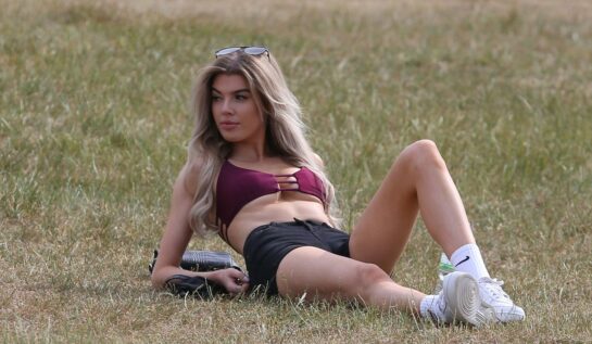 Nicole O'Brien, îmbrăcată într-o ținută sport, în parc