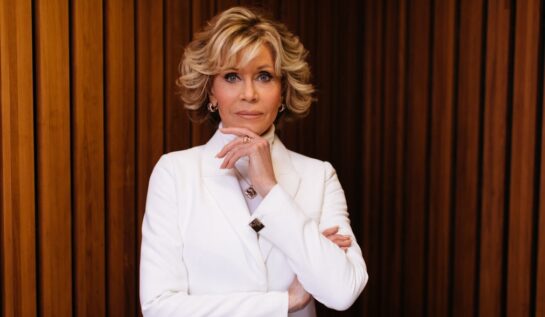 Jane Fonda îmbrăcată cu un sacou alb