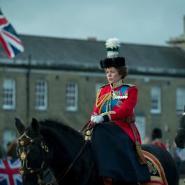 Olivia Colman îmbrăcată în costum militar pe cal în The Crown