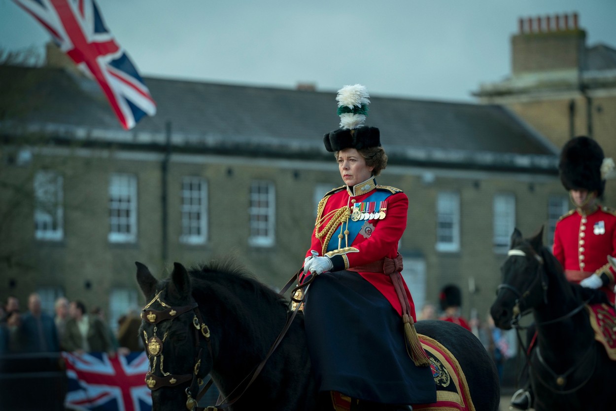 Olivia Colman îmbrăcată în costum militar pe cal în The Crown