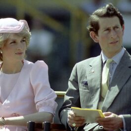Prințesa Diana stă pe scaun lângă Prințul Charles la un eveniment