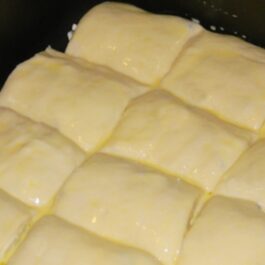 Plăcintă cu brânză și aluat fraged, unsă cu ou înainte de coacere