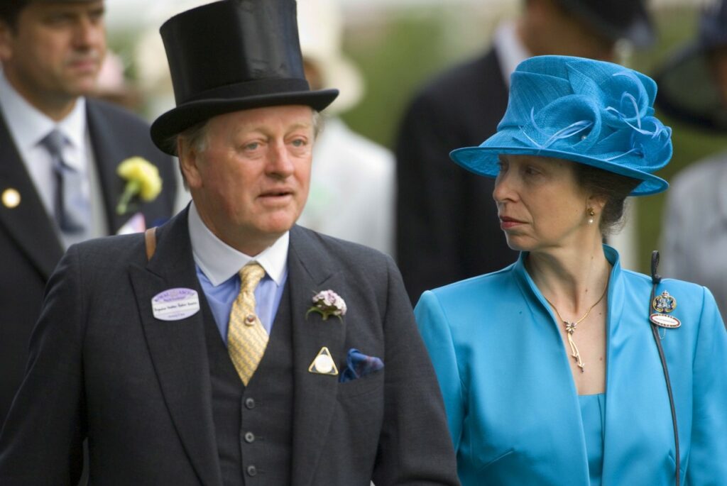 Prințesa Anne și Andrew Parker Bowles la un eveniment îmbrăcați elegant