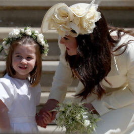 Prințesa Charlotte și Kate Middleton la o nuntă