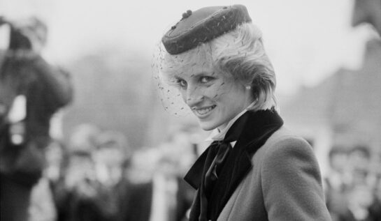 Prințesa Diana într-o poză alb-negru cu o pălărie pe cap, surprinsă în profil