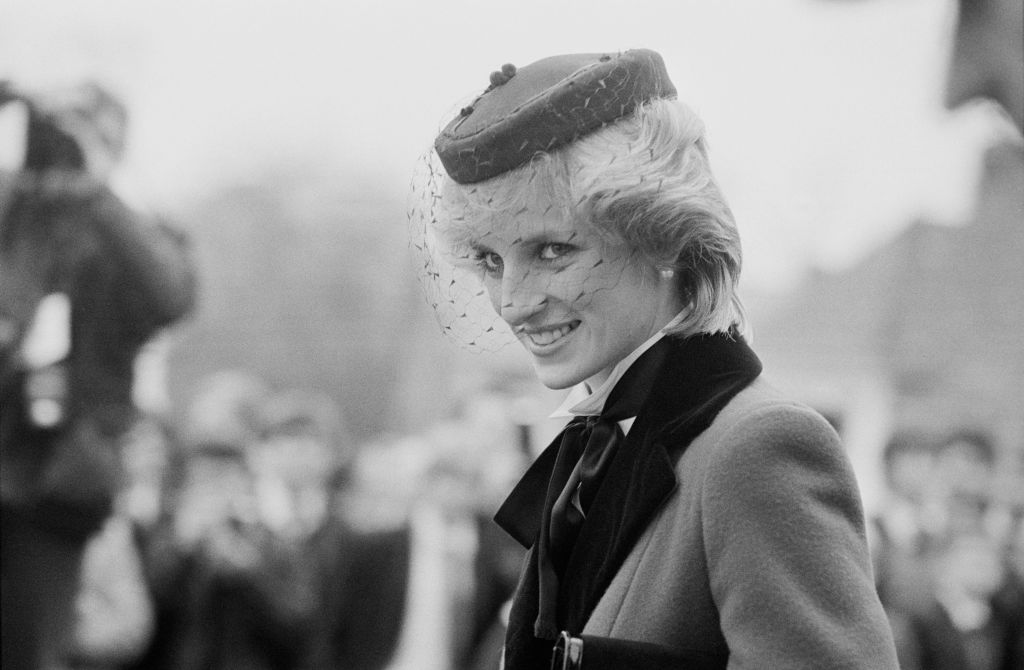 Prințesa Diana într-o poză alb-negru cu o pălărie pe cap, surprinsă în profil