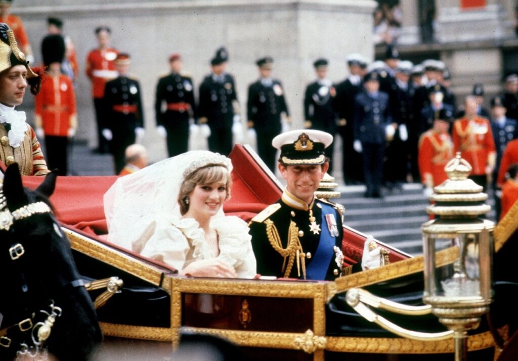 Prințesa Diana în caleașcă alături de Prințul Charles în ziua nunții