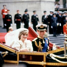Prințesa Diana în caleașcă alături de Prințul Charles în ziua nunții