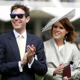 Imagine cu Prințesa Eugenie, care poartă pălărie albă, și Jack Brooksbank, care poartă ochelari de soare, în Qatar