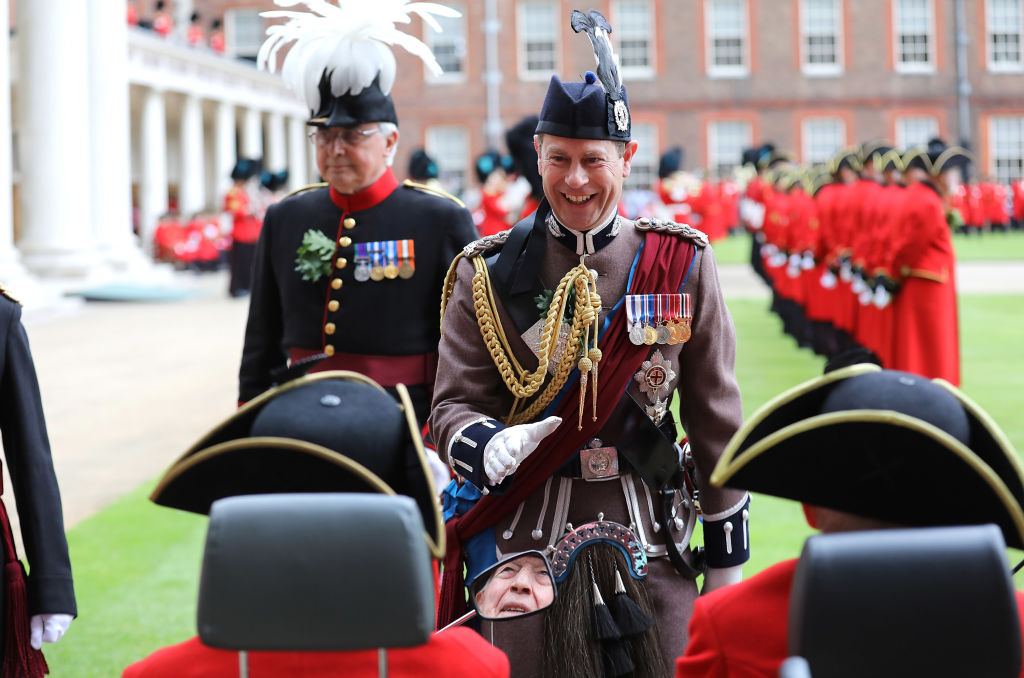 Prințul Edward în uniformă militară la ziua fondatorilor