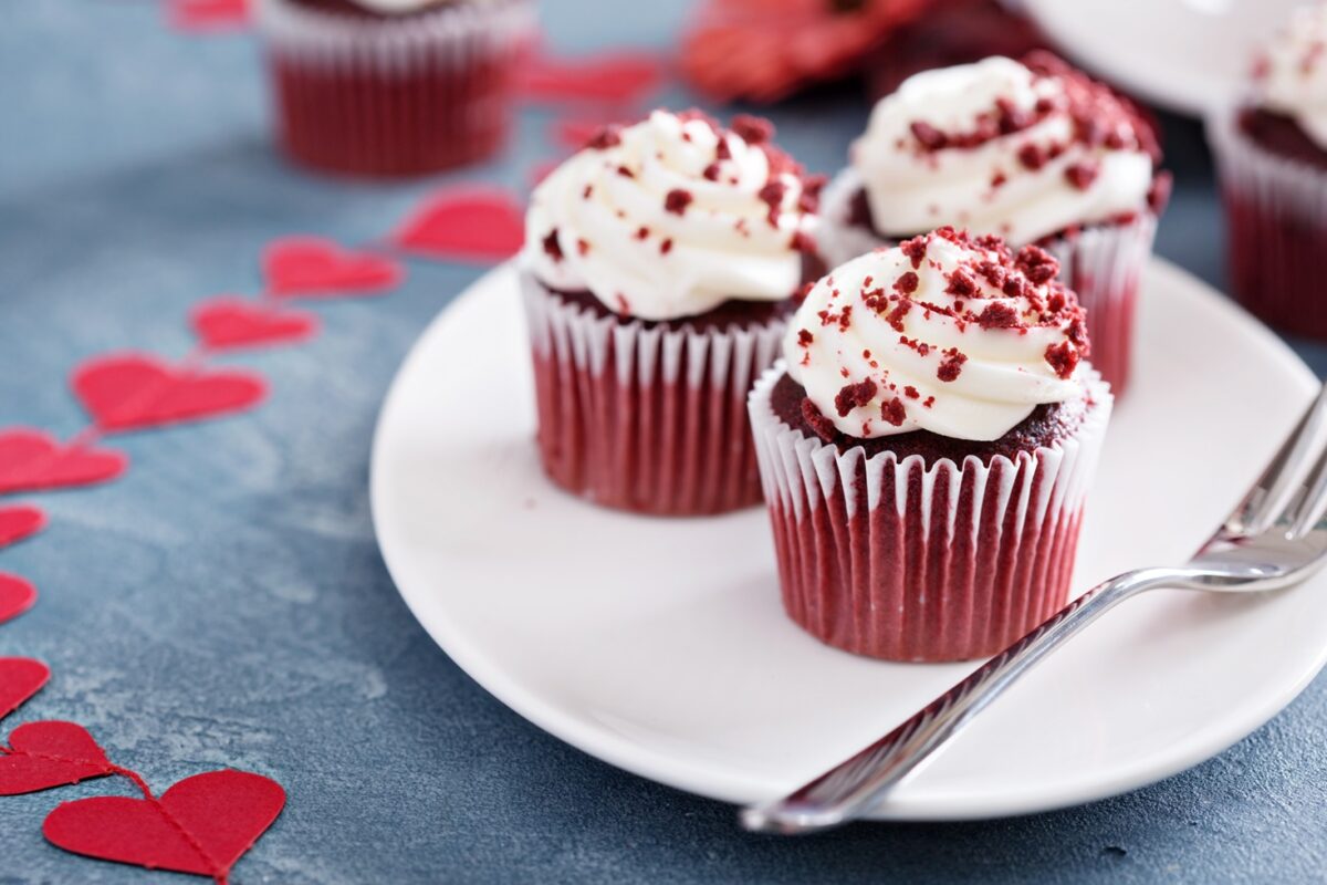 Red Velvet Cupcakes pe o farfurie albă, gata de a fi servite celor dragi
