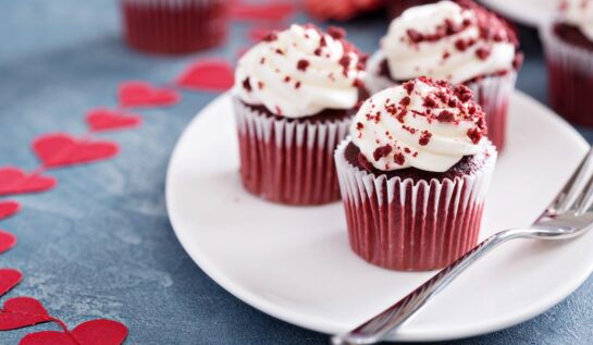 Red Velvet Cupcakes pe o farfurie albă, gata de a fi servite celor dragi