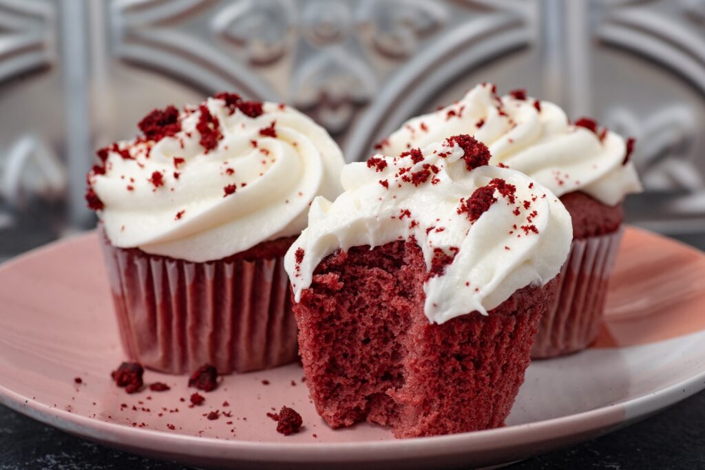 Red Velvet Cupcakes pe o farfurie albă, în secțiune pentru a se vedea textura și culoarea