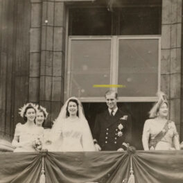 Regina Elisabeta îmbrăcată în rochie de mireasă la balcon