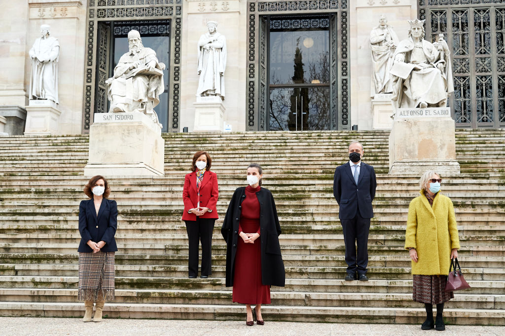 Regina Letizia pozează alături de oficialii spanioli pe scările clădirii Librăriei Naționale din Madrid