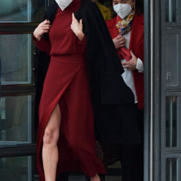 Regina Letizia își etalează picioarele elegante când iese din clădirea Librăriei Naționale din Madrid
