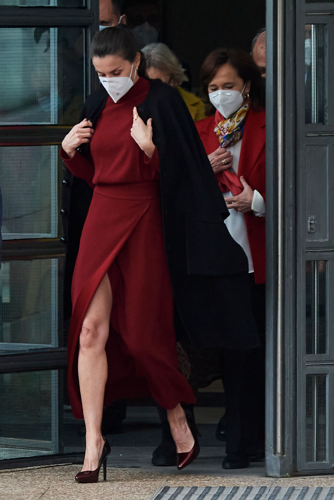 Regina Letizia își etalează picioarele elegante când iese din clădirea Librăriei Naționale din Madrid