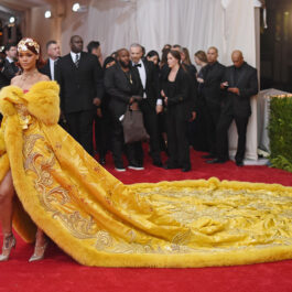 Rihanna într-o rochie cu trenă lungă, galbenă pe covorul roșu la Met Gala