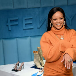 Rihanna într-un pulover portocaliu la lansarea liniei de cosmetige Fenty Beauty