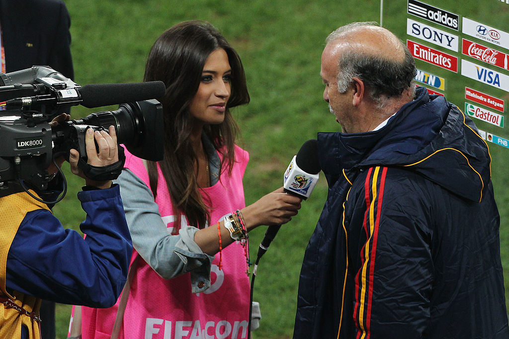 Sara Carbonero ia un interviu pe terenul de fotbal