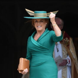 Sarah Ferguson într-o rochie verde și cu o pălărie verde la nunta Prințesei Eugenie