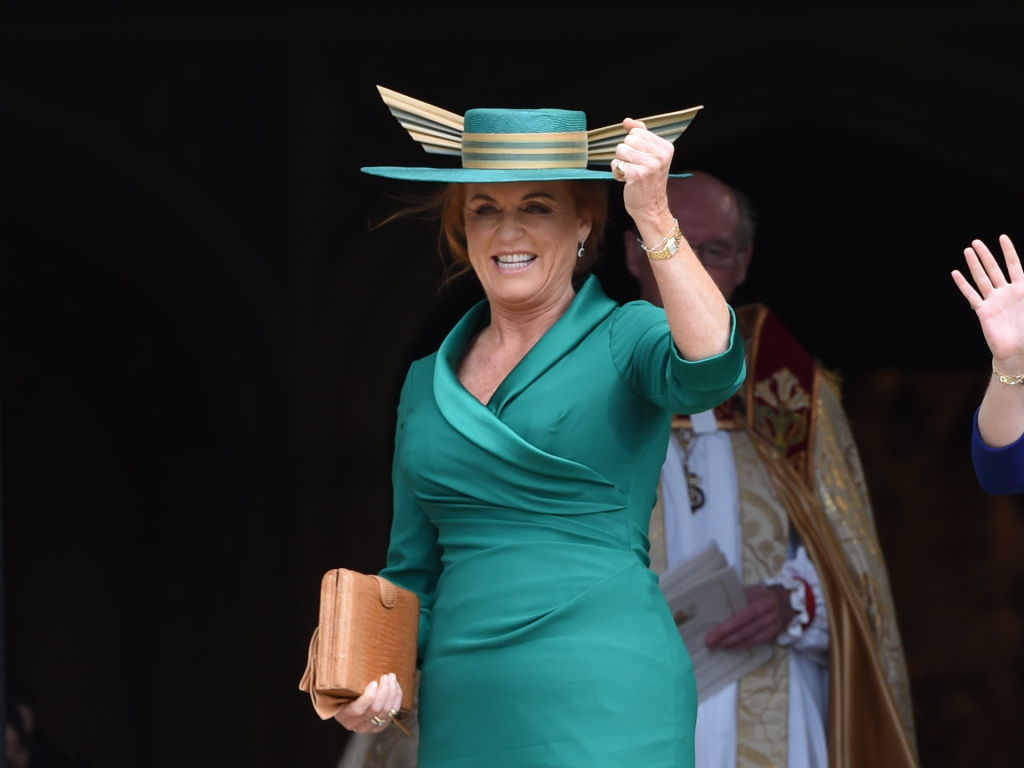 Sarah Ferguson într-o rochie verde și cu o pălărie verde la nunta Prințesei Eugenie