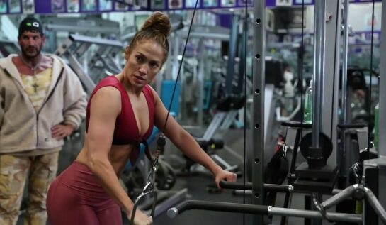 Jennifer Lopez se antrenează în sala de sport într-un costum roșu