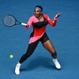 Serena Williams la Australian Open lovind mingea de tenis cu racheta