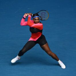 Serena Williams la Australian Open 2021 pe teren, cu racheta în mână