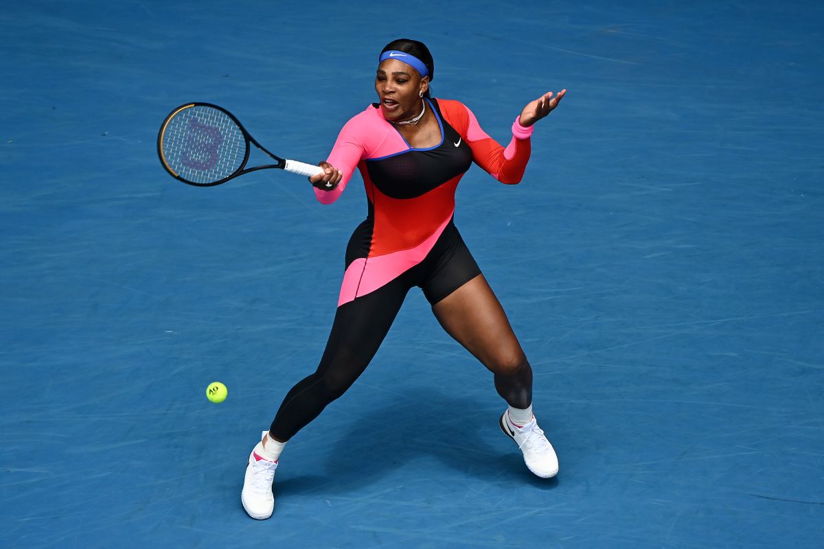 Serena Williams la Australian Open lovind mingea de tenis cu racheta