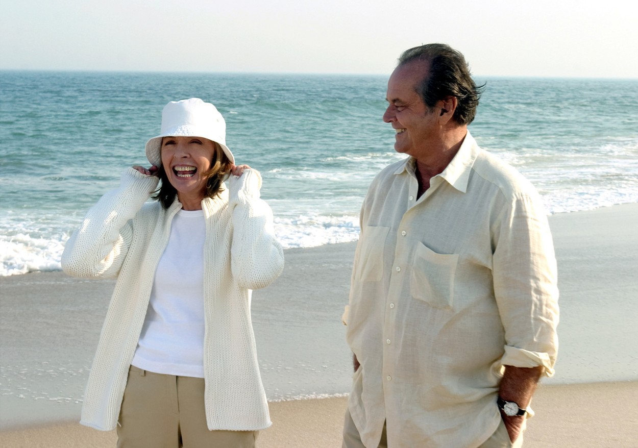 Diane Keaton și Jack Nicholson îmbrăcați în alb pe plajă