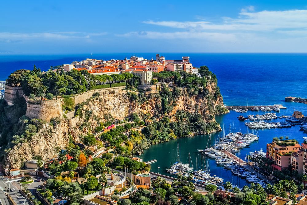 Cea mai mare stâncă din Monte Catlo, Monaco, lângă port