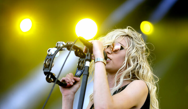 Taylor Momsen pe scena unui festival de muzică, în timp ce cântă la microfon