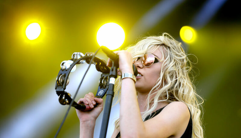 Taylor Momsen pe scena unui festival de muzică, în timp ce cântă la microfon
