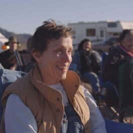 Frances McDormand în timpul filmărilor pentru Nomadland
