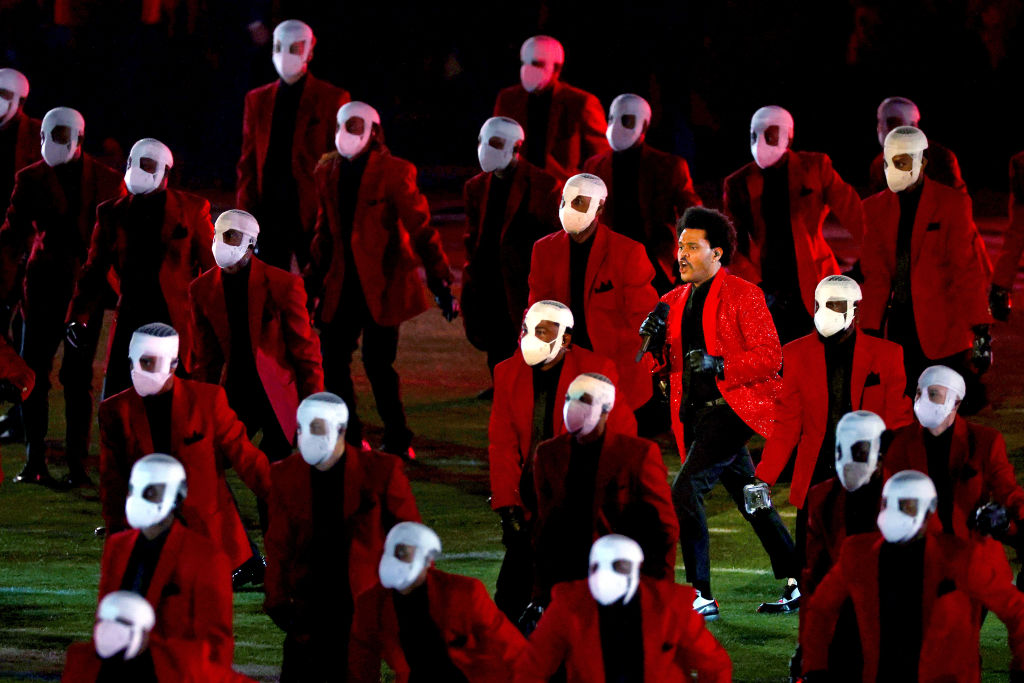 The Weeknd prestând alături de dansatorii bandajați la Super Bowl 2021