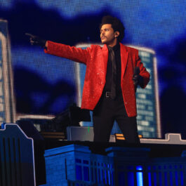 The Weeknd pe scena de la spectacolul din Super Bowl 2021 într-un costum roșu