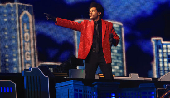The Weeknd pe scena de la spectacolul din Super Bowl 2021 într-un costum roșu