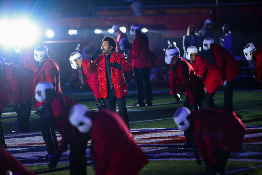 The Weeknd cântând la Super Bowl 2021 printre dansatorii bandajați