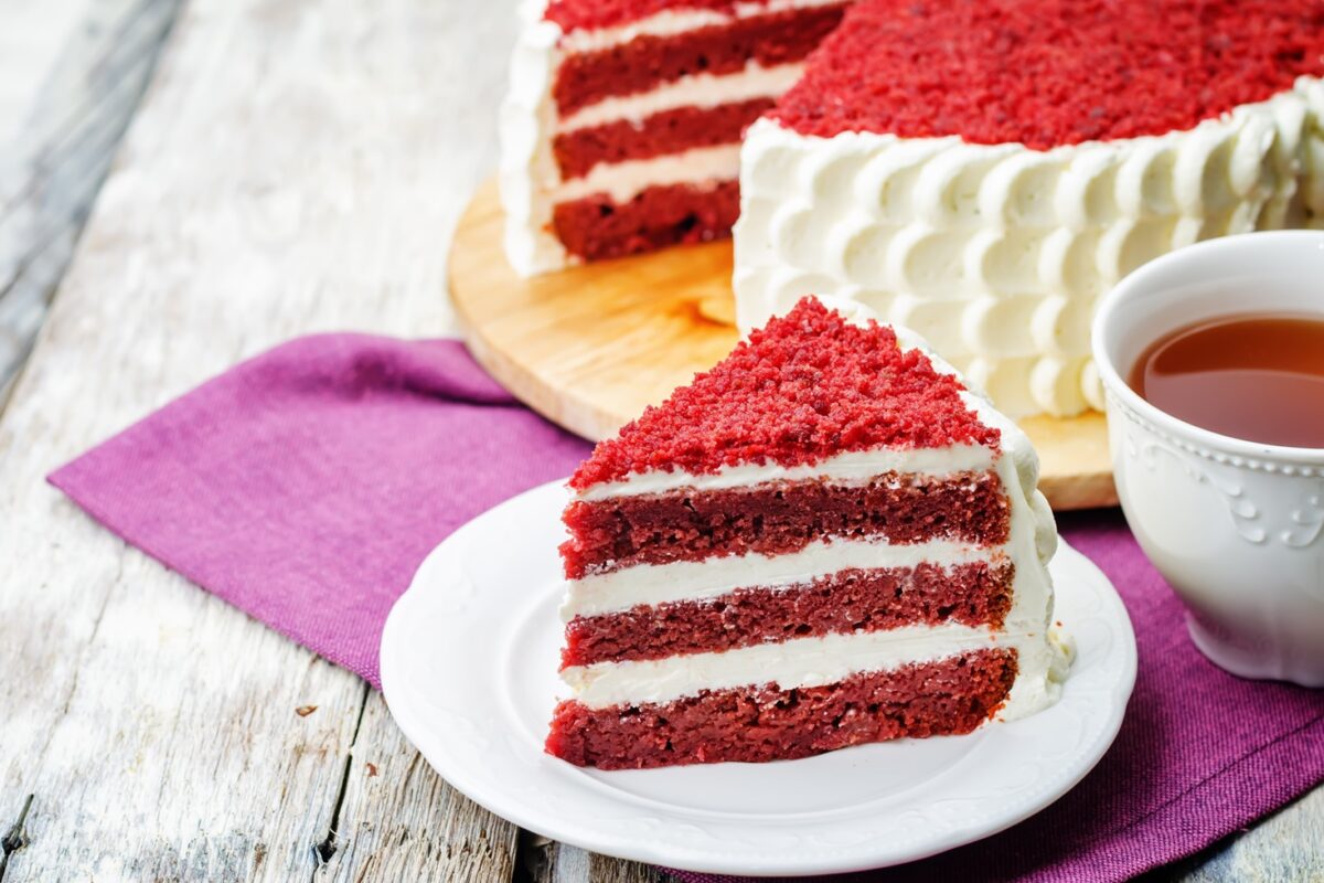 Secțiune dintr-un Red Velvet Cake pe un platou alb, gata de a fi servită de ziua îndrăgostiților