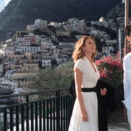Diane Lane îmbrăcată cu o rochie albă alături de Raoul Bova