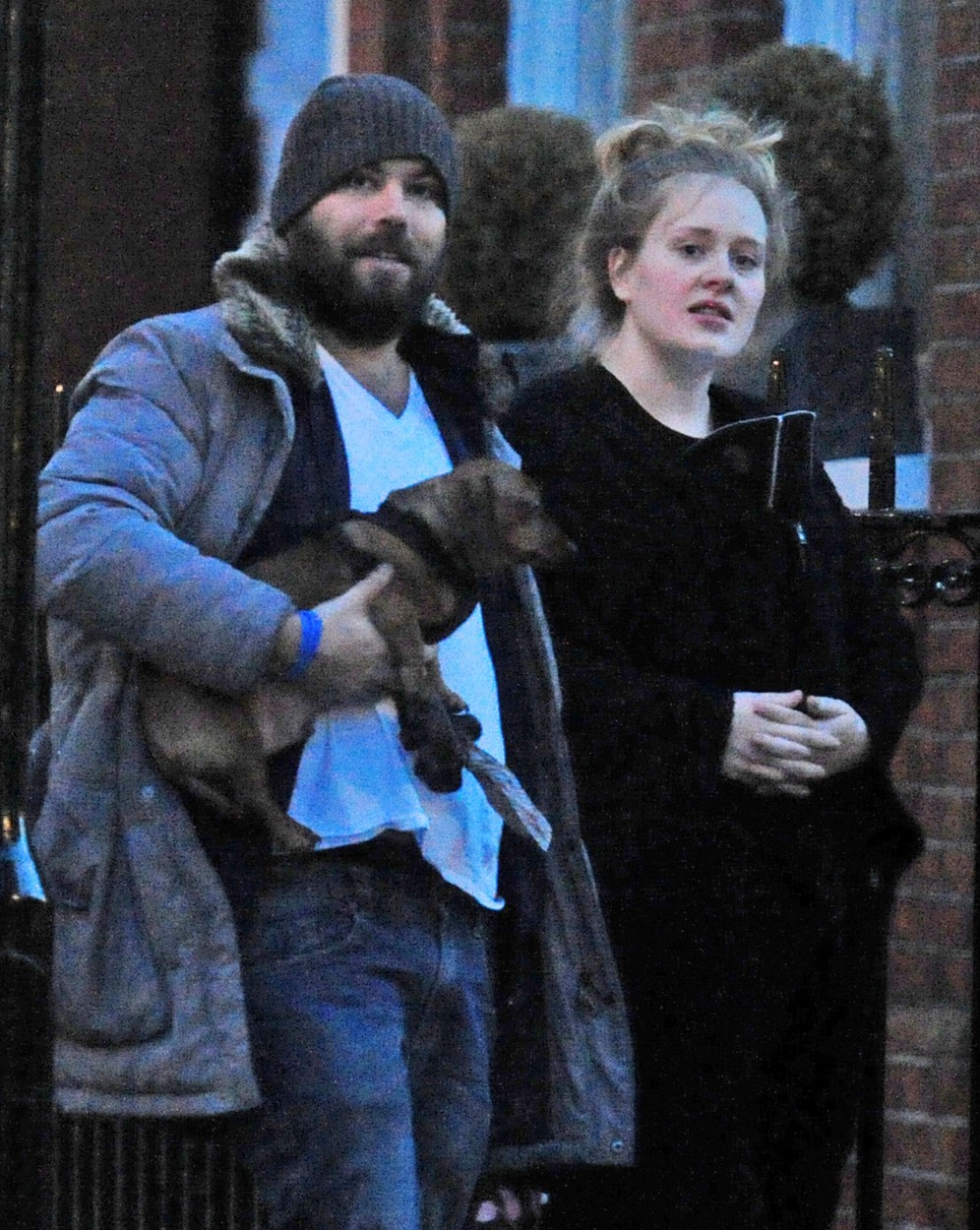 Adele și SImon Konecki surprinși în timpul unei plimbări în oraș îmbrăcați casual