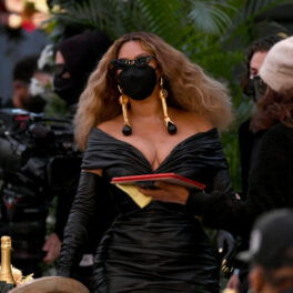 Beyonce a purtat o mască neagră, asortată cu ținuta, la Premiile Grammy 2021