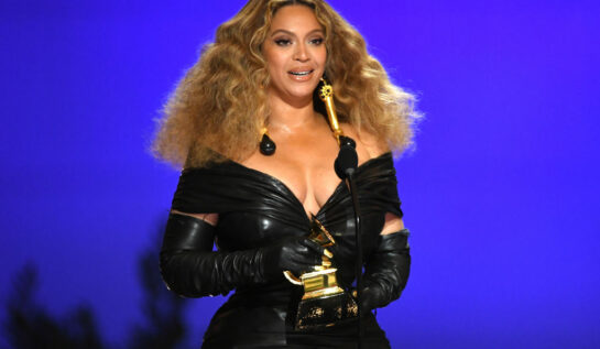 Beyonce, pe scena Premiilor Grammy 2021, cu premiul în mână