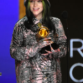 Billie Eilish, pe scena Premiilor Grammy, cu trofeul în mână