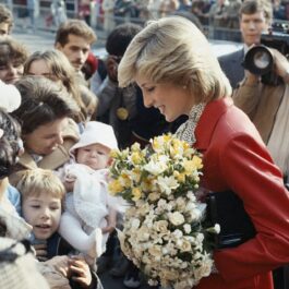 Prințesa Diana în mijlocul mulțimii cu un buchet de flori în brațe