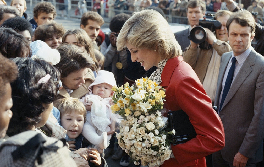 Prințesa Diana în mijlocul mulțimii cu un buchet de flori în brațe
