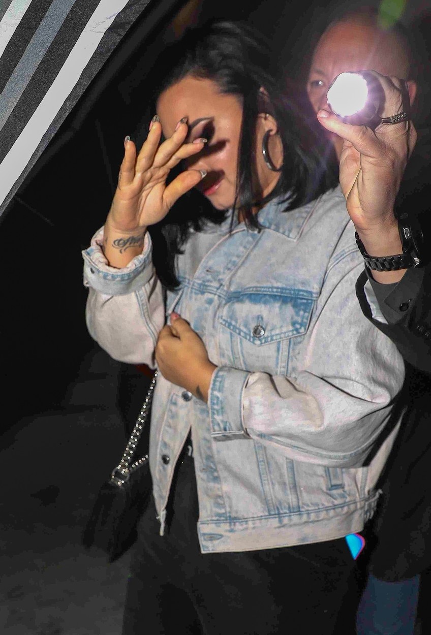 Demi Lovato, fotografiată cu mâna la față, în timp ce încerca să se ferească de fotografi