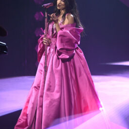 Dua Lipa, în timpul reprezentației sale de pe scena Premiilor Grammy 2021