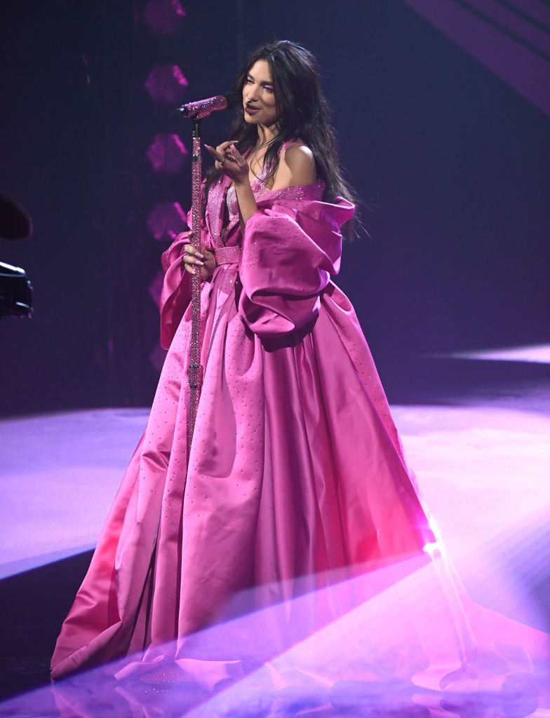 Dua Lipa, în timpul reprezentației sale de pe scena Premiilor Grammy 2021
